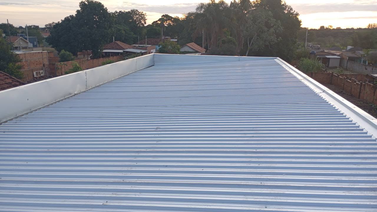 Cobertura metálica galvanizada instalada pela Arte Metal ao entardecer